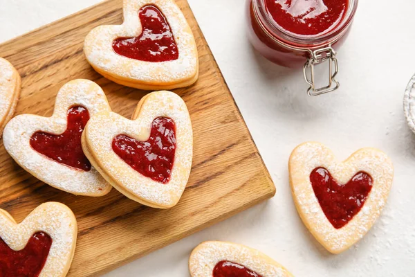 光の背景にバレンタインデーのお祝いのためのおいしいクッキーとジャムのボード クローズアップ — ストック写真