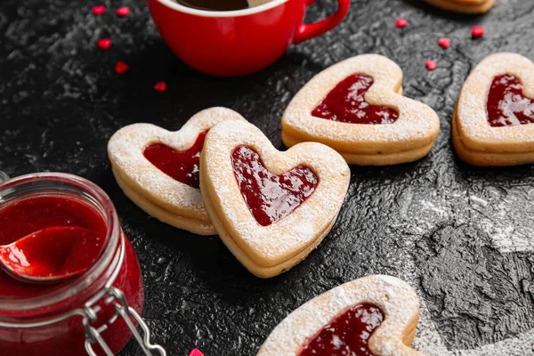 暗い背景にバレンタインデーのお祝いのためのおいしいクッキーとジャム クローズアップ — ストック写真