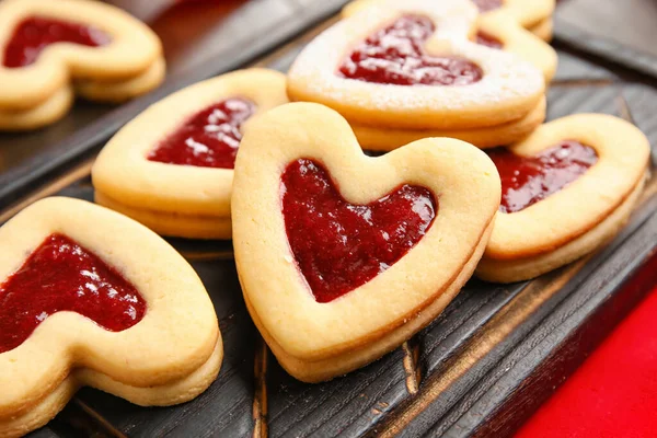 テーブルの上でバレンタインデーのお祝いのためのおいしいクッキーでボード クローズアップ — ストック写真