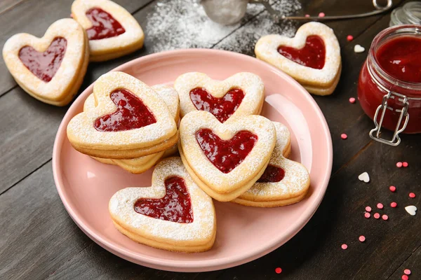 Placa Com Biscoitos Saborosos Engarrafamento Celebração Dia Valentim Fundo Madeira — Fotografia de Stock