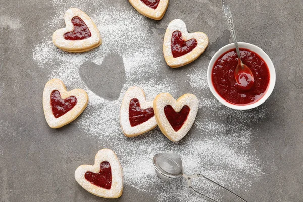 おいしいクッキーとジャムバレンタインデーのお祝い灰色の背景 — ストック写真