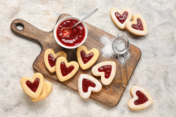 光の背景でバレンタインデーのお祝いのためのおいしいクッキーとジャムでボード — ストック写真