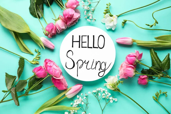Skład Tekstem Hello Spring Piękne Kwiaty Turkusowym Tle — Zdjęcie stockowe