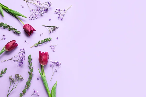 Composición Con Hermosas Flores Sobre Fondo Púrpura —  Fotos de Stock
