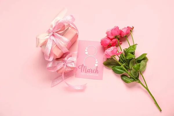 Sammansättning Med Gratulationskort Presentförpackningar Och Ros Blommor Färg Bakgrund — Stockfoto
