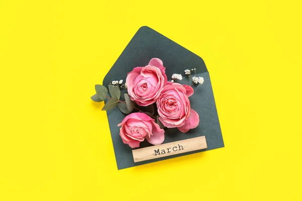 Composition Avec Enveloppe Belles Fleurs Mot Mars Sur Fond Jaune — Photo