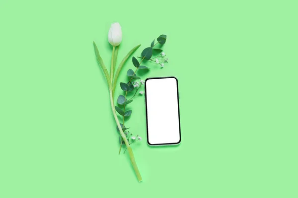 Mobilní Telefon Tulipán Gypsophila Květiny Eukalyptové Větve Zeleném Pozadí — Stock fotografie