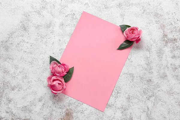 Λευκή Κάρτα Και Όμορφα Λουλούδια Τριαντάφυλλο Στο Φως Φόντο — Φωτογραφία Αρχείου