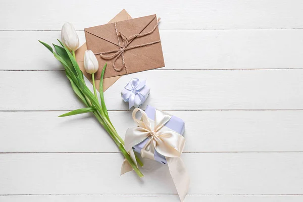 Composición Con Flores Tulipán Tarjetas Cajas Regalo Sobre Fondo Madera — Foto de Stock