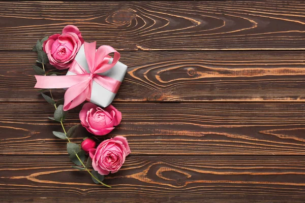 Piękne Kwiaty Róży Gałąź Eukaliptusa Pudełko Prezentów Drewnianym Tle — Zdjęcie stockowe