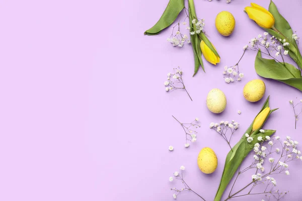 Összetétel Húsvéti Tojással Gyönyörű Virágokkal Lila Háttéren — Stock Fotó