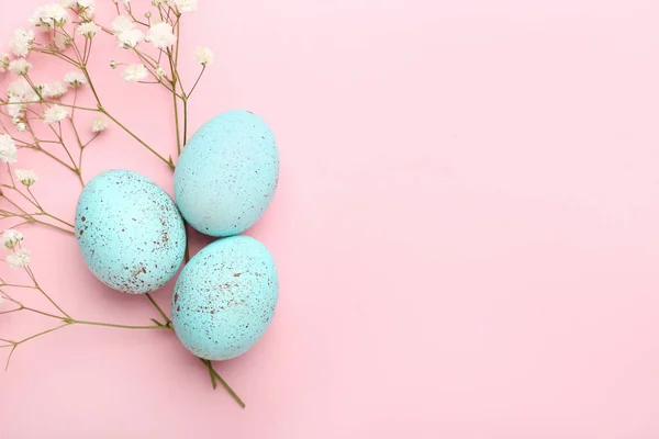 Güzel Paskalya Yumurtaları Pembe Arka Planda Çingene Çiçekleri — Stok fotoğraf