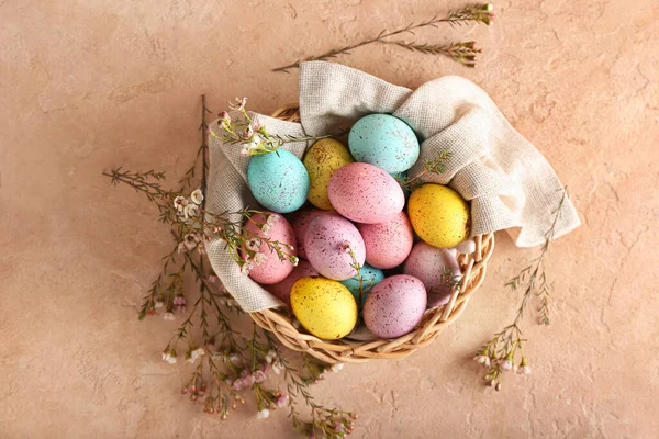Kosár Gyönyörű Húsvéti Tojás Virágok Színes Háttér — Stock Fotó
