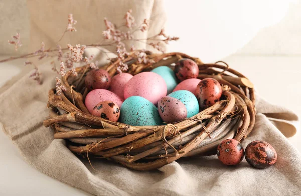 桌上放有彩绘复活节彩蛋的巢 — 图库照片