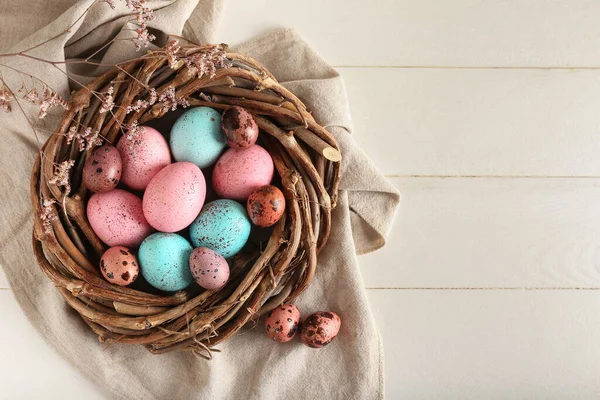 Hafif Ahşap Arka Planda Güzel Paskalya Yumurtaları Olan Bir Yuva — Stok fotoğraf