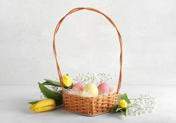 Kosár Gyönyörű Húsvéti Tojás Tavaszi Virágok Fény Háttér — Stock Fotó