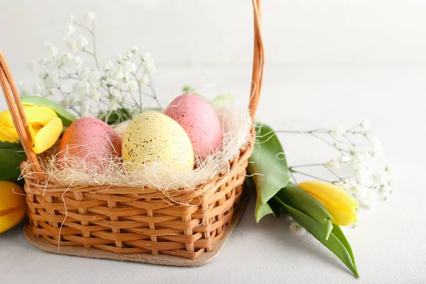 Basket Beautiful Easter Eggs Spring Flowers Light Background Closeup — Stock Photo, Image