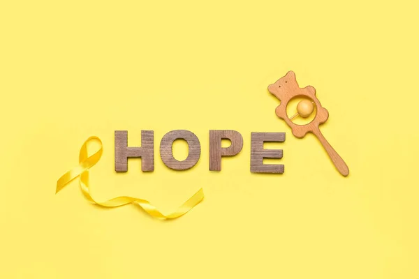 Золота Стрічка Обізнаності Стукіт Слово Hope Жовтому Тлі Міжнародний День — стокове фото