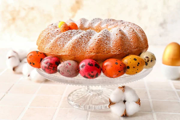 Dessertstandaard Met Lekkere Paastaart Eieren Tafel — Stockfoto
