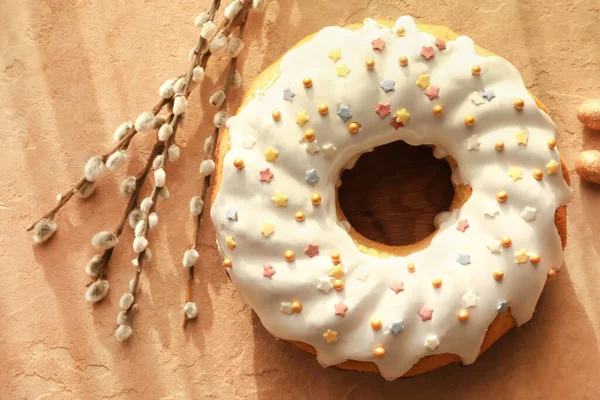 Teller Mit Leckerem Osterkuchen Und Weidenzweigen Auf Beigem Hintergrund — Stockfoto