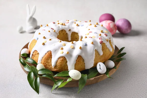 Plate Tasty Easter Cake Eggs Light Background — Stock Photo, Image