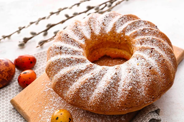 Tablero Madera Con Sabroso Pastel Pascua Mesa —  Fotos de Stock