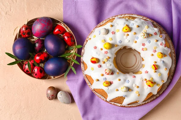 Talíř Chutným Velikonoční Dort Vejce Béžovém Pozadí — Stock fotografie