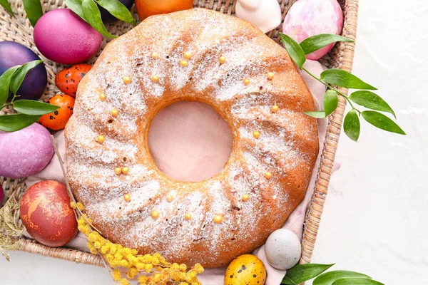 Lezzetli Paskalya pastası ve beyaz arka planda yumurtalar.