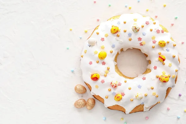 Leckere Ostertorte Auf Weißem Hintergrund — Stockfoto