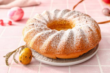 Lezzetli Paskalya pastası ve fayanslı yumurta tabağı.