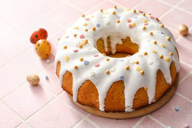 Lezzetli Paskalya pastası ve fayanslı yumurtaları olan ahşap tahta tahta.