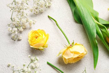 Farklı güzel çiçekler ve açık arkaplanda yapraklar