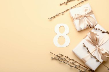 Kağıt figür 8 ile kompozisyon, hediye kutuları ve söğüt dalları Uluslararası Kadınlar Günü kutlamaları için arka planda