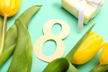 Kağıt figür 8, Uluslararası Kadınlar Günü kutlamaları için hediye kutusu ve laleler renk arka planında, yakın plan