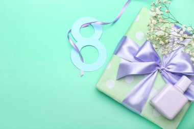 Şekil 8 ile kompozisyon, hediye kutusu, parfüm şişesi ve Uluslararası Kadınlar Günü kutlamaları için çingene çiçekleri renk arka planında