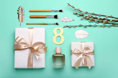 Şekil 8 ile kompozisyon, hediye kutuları, söğüt dalları, fırçalar ve Uluslararası Kadınlar Günü için parfüm şişesi