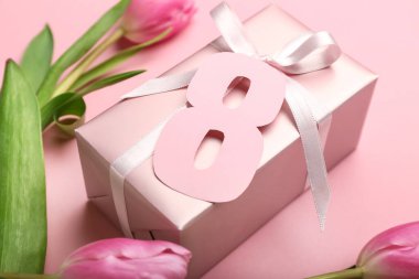 Şekil 8, Uluslararası Kadınlar Günü kutlamaları için hediye kutusu ve laleler pembe arka planda, yakın plan.