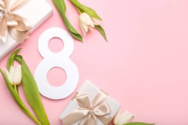 8 figürlü kompozisyon, laleler ve hediye kutlaması Uluslararası Kadınlar Günü için pembe arka planda