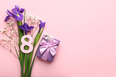 Şekil 8 ile kompozisyon, hediye kutusu ve çiçek buketi Uluslararası Kadınlar Günü kutlamaları için pembe arka planda