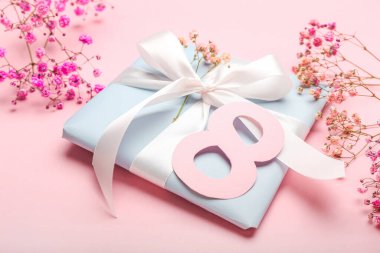 Şekil 8, hediye kutusu ve Uluslararası Kadınlar Günü kutlamaları için pembe arka planda çingene çiçekleri.