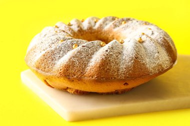 Sarı arka planda lezzetli Paskalya pastası olan tahta