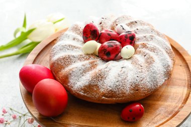 Lezzetli Paskalya pastası ve açık arkaplanda yumurta tabağı.