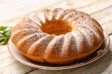 Beyaz ahşap arka planda lezzetli Paskalya pastası tabağı