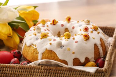 Lezzetli Paskalya pastası ve yumurta sepeti