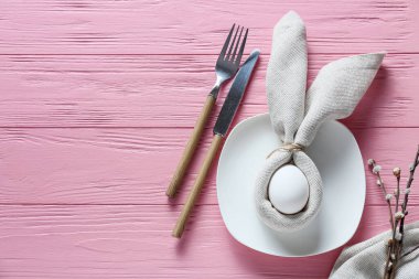 Renkli ahşap arkaplan üzerine güzel Paskalya masası