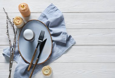 Hafif ahşap arka planda güzel Paskalya masası