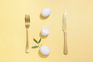 Renkli yumurta ve çatal bıçaklı güzel Paskalya kompozisyonu