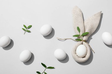 Gri arkaplanda güzel Paskalya kompozisyonu