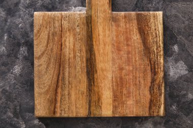 Siyah arkaplanda tahta kesme tahtası