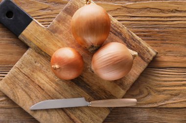 Tahta ve soğan kesme tahtası ahşap arka planda